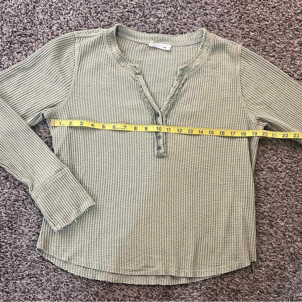 Lucky Brand 
Women’s 
Large
Celery Green Colored 
Long sleeve Henley - Picture 4 of 11